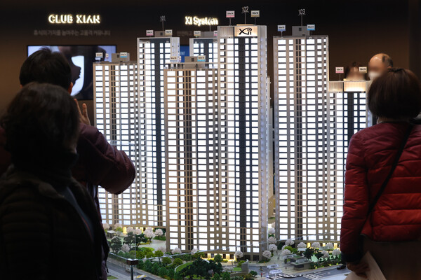 GS건설의 '영등포자이 디그니티'가 지난 24일 서울 영등포구 양평동에 견본주택을 열고 본격적인 분양 일정에 들어갔다. 정부가 1·3 대책을 발표한 후 서울에서 입주자 모집공고를 내고 청약을 진행하는 첫 단지다. 2023.2.24 연합뉴스