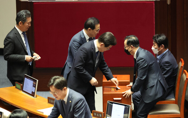  더불어민주당 이재명 대표가 27일 국회에서 열린 본회의에서 본인의 체포동의안에 관해 투표를 마친 뒤 투표용지를 투표함에 넣고 있다. 2023.2.27 연합뉴스