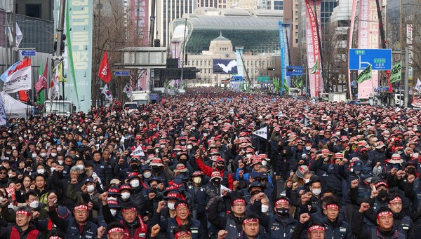 민주노총 조합원들이 28일 오후 서울 중구 세종대로에서 결의대회를 열고 윤석열 정부를 규탄하며 구호를 외치고 있다. 2023.2.28
