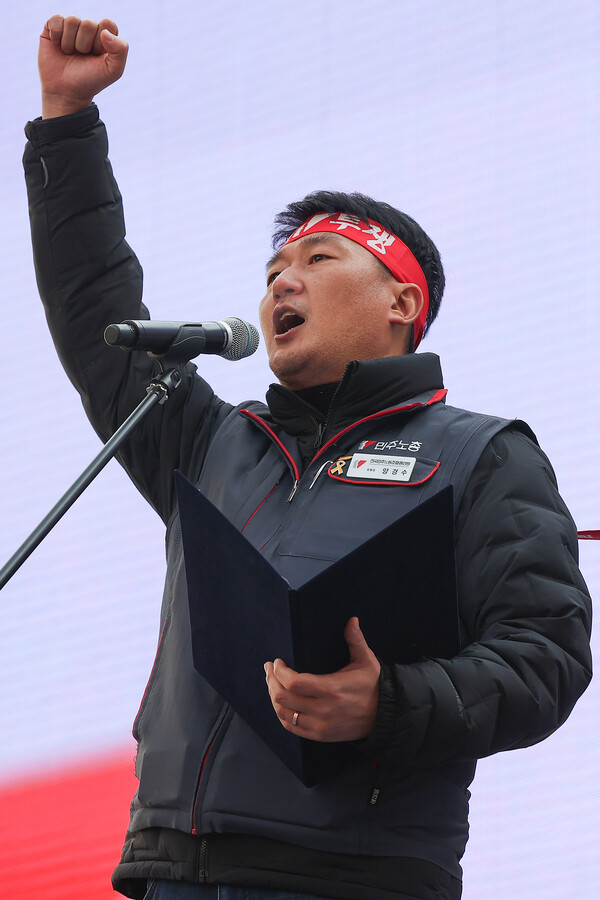 양경수 민주노총 위원장이 28일 오후 서울 중구 세종대로에서 열린 건설노조 탄압 규탄 결의대회에서 발언하며 구호를 외치고 있다. 2023.2.28. 연합뉴스