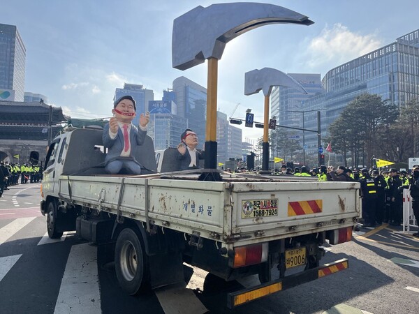 28일 건설노조 탄압 규탄 결의대회 뒤 민주노총 소속 노조원들이 행진을 하는 가운데, 윤석열 대통령과 원희룡 국토부 장관을 본뜬 인형을 실은 트럭이 행렬 가장 앞에서 이동하고 있는 모습. 2023.2.28. 김성진 기자