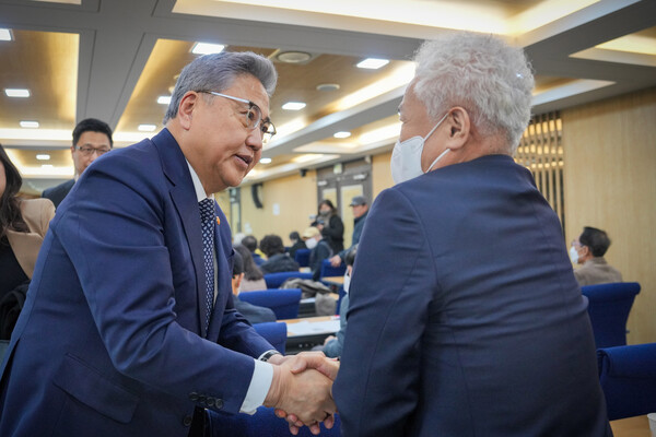 박진 외교장관이 28일 서울 서초구 서울지방변호사회관에서 진행된 강제징용 피해자 및 유족과의 면담에 참석해 의견을 경청하고 있다. 2023.2.28  연합뉴스