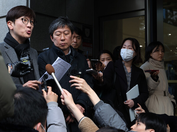 강제징용 소송 법률대리인 임재성 변호사(왼쪽)와 김영환 민족문제연구소 대외협력실장이 28일 오후 서울 서초구 변호사회관에서 강제징용 피해자 유족들과 박진 외교부 장관의 면담을 마친 뒤 결과를 브리핑하고 있다. 2023.2.28 연합뉴스