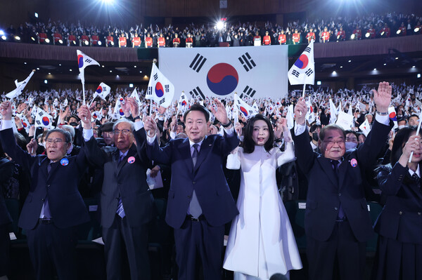 윤석열 대통령과 김건희 여사가 1일 서울 중구 유관순 기념관에서 열린 제104주년 3.1절 기념식에서 만세삼창을 하고 있다. 2023.3.1. 연합뉴스