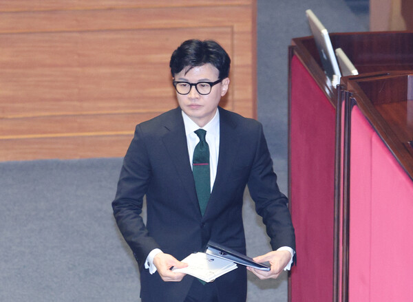 한동훈 법무부 장관이 27일 오후 국회에서 열린 본회의에서 더불어민주당 이재명 대표의 체포동의요청 이유설명을 마치고 자리로 이동하고 있다. 앞서 검찰은 지난 16일 위례 신도시·대장동 개발 특혜와 성남FC 후원금 의혹 등과 관련, 이 대표에 대한 구속영장을 청구했고, 법원은 이튿날 검찰에 체포동의 요구서를 보냈다. 2023.2.27. 연합뉴스