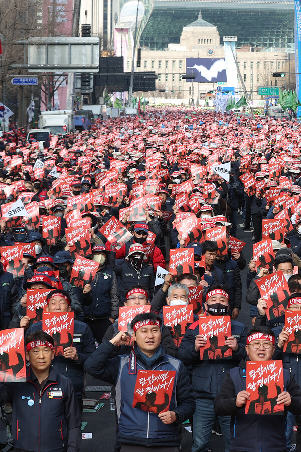 민주노총 조합원들이 28일 오후 서울 중구 세종대로에서 결의대회를 열고 윤석열 정부를 규탄하며 구호를 외치고 있다. 2023.2.28. 연합뉴스