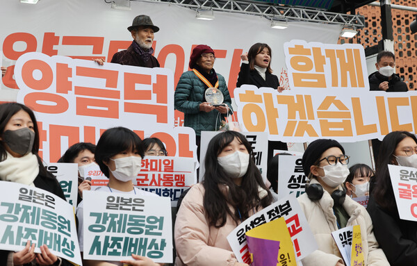 104주년 3.1절인 1일 오전 서울광장 동편 무대에서 열린 서울시민 평화인권훈장수여식에서 강제동원 피해자 양금덕 할머니와 청소년, 대학생 등이 함께 '홀로아리랑'과 '독립군가'를 합창하고 있다. 2023.3.1. 연합뉴스