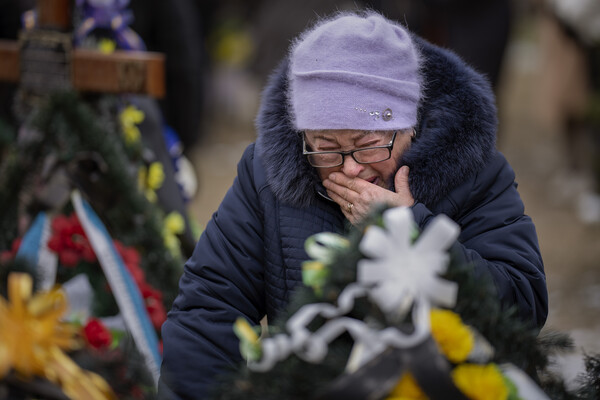 러시아의 우크라이나 침공 1년을 맞은 24일(현지시각) 키이우 인근 부차 지역 공동묘지에서 한 어머니가 바흐무트 전선에서 전사한 아들의 무덤을 보며 눈물을 흘리고 있다. 2023.02.24 AP 연합뉴스