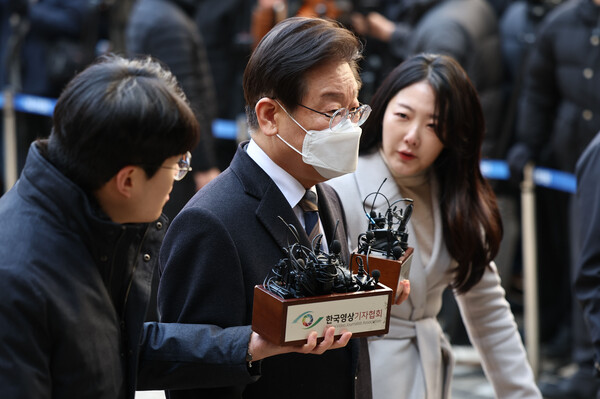 지난 대선 과정에서 허위 발언을 한 혐의로 재판에 넘겨진 더불어민주당 이재명 대표가 3일 오전 서초구 서울중앙지방법원에서 열린 공직선거법 위반 혐의 사건 첫 재판에 출석하기 위해 법정으로 향하고 있다. 2023.3.3. 연합뉴스