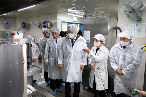 더불어민주당 이재명 대표가 28일 학교 급식실 노동자 폐암 진단과 관련해 서울 은평구 수색초등학교를 방문해 관계자의 설명을 들으며 조리실을 살펴보고 있다. 2023.2.28 [공동취재] 연합뉴스