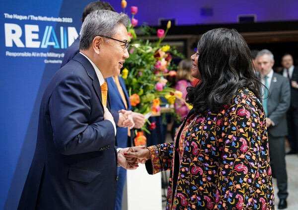 박진 외교부 장관이 16일(현지시각) 오후 네덜란드 헤이그에서 열린 '인공지능(AI)의 책임있는 군사적 이용을 위한 고위급 회의'에 앞서 보니 젠킨스 미국 국무부 군비통제·국제안보 담당 차관과 인사를 나누고 있다. 이번 AI 고위급 회의는 한국과 네덜란드가 공동주최했다.2023.2.16 연합뉴스