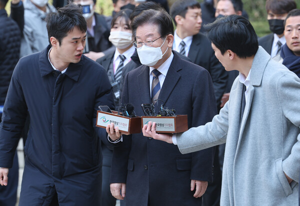 더불어민주당 이재명 대표가 3일 오전 서초구 서울중앙지방법원에서 열린 공직선거법 위반 혐의 사건 첫 재판이 휴정하자 청사를 나서고 있다. 2023.3.3. 연합뉴스