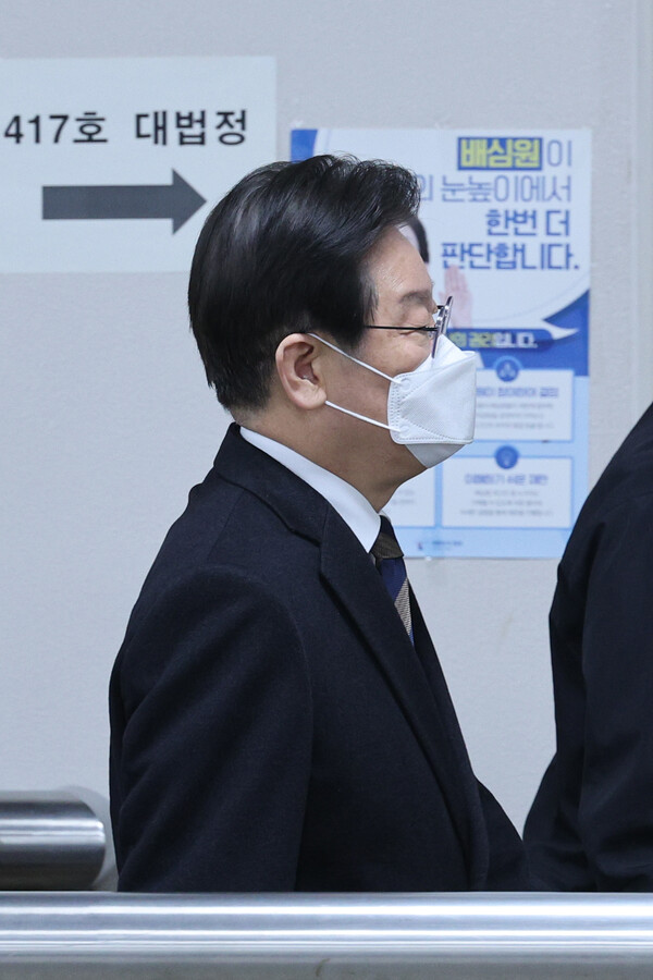 더불어민주당 이재명 대표가 3일 오전 서초구 서울중앙지방법원에서 열린 공직선거법 위반 혐의 사건 첫 재판에 출석하기 위해 법정으로 향하고 있다. 2023.3.3. 연합뉴스