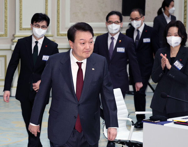 윤석열 대통령이 지난 1월 26일 청와대 영빈관에서 열린 법무부·공정거래위원회·법제처 등에 대한 업무보고에 한동훈 법무부 장관, 이원석 검찰총장 등과 함께 입장하고 있다. 2023.1.26. 연합뉴스