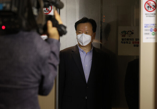 정호영 보건복지부 장관 후보자가 지난해 5월 2일 오전 서울 서대문구 국민연금공단 서울북부지역본부에 마련된 국회 인사청문회 준비 사무실로 출근하고 있다. 2022.5.2. 연합뉴스