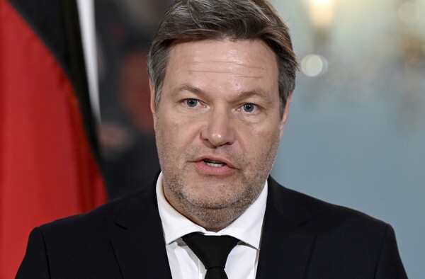 미국 인플레이션 감축법(IRA) 완화 요청을 위해 미국을 방문한 로베르트 하베크 독일 부총리 겸 경제기후보호부 장관이 7일(현지시각) 워싱턴DC 국무부에서 토니 블링컨 국무장관과 회담하기 전 기자회견을 하고 있다. 하베크 장관은 이틀 전 공개한 방미계획에서 "우리는 미국과 EU 사이 대서양에 친환경 다리를 만들고 공동의 친환경 시장을 구축할 수 있다"며 이를 우호적이고 공정한 경쟁을 통해 실현하는 것이 중요하다고 지적했다. 2023.02.08 AP 연합뉴스