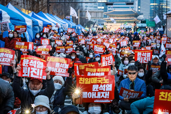 4일 서울 지하철 시청역에서 숭례문 앞까지 구간에서 열린 29차 촛불대행진 본집회에 참가한 시민들의 모습. 2023.3.4. 사진 이호 작가