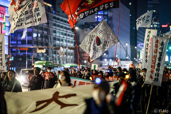 4일 서울 도심에서 열린 29차 촛불대행진에서 시민들이 행진하고 있다. 이날 시민들은 오후 6시 30분 쯤 본집회를 마친 뒤 시청역에서 광화문 사거리를 지나 일본 대사관을 향해 행진했다. 2023.3.4. 사진 이호 작가