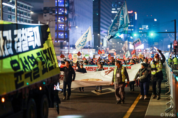 4일 서울 도심에서 열린 29차 촛불대행진에서 시민들이 행진하고 있다. 이날 시민들은 오후 6시 30분 쯤 본집회를 마친 뒤 시청역에서 광화문 사거리를 지나 일본 대사관을 향해 행진했다. 2023.3.4. 사진 이호 작가