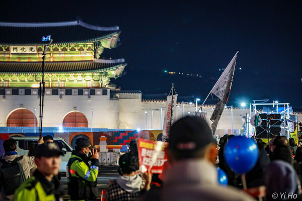 4일 29차 촛불대행진에 참가한 시민들이 광화문 앞을 행진하고 있는 가운데, 경찰이 교통을 통제하고 있는 모습. 2023.3.4. 사진 이호 작가