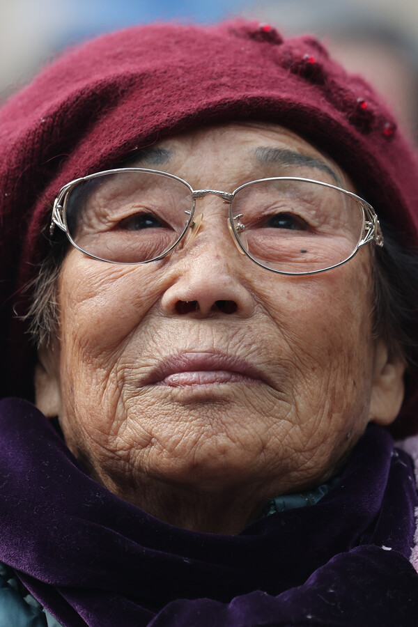 1일 서울광장에서 열린 '104주년 3.1절 범국민대회'에서 올해 94세의 강제동원 피해자인 양금덕 할머니가 참석해 일본 정부의 사죄와 배상을 촉구하는 발언을 경청하고 있다. 2023.3.1 연합뉴스