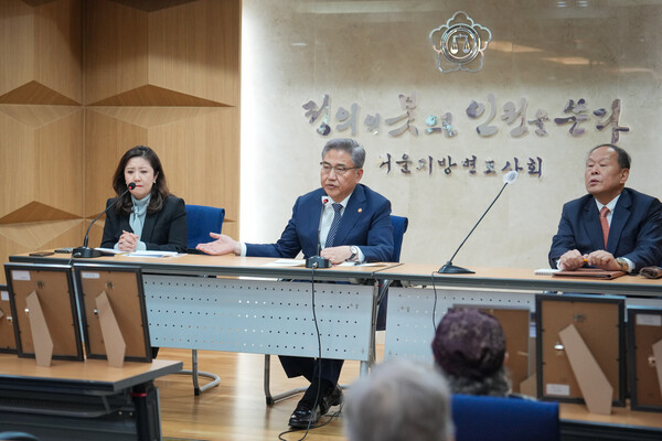 박진 외교장관이 28일 서울 서초구 서울지방변호사회관에서 진행된 강제징용 피해자 및 유족과의 면담에 참석해 발언하고 있다. 2023.2.28  연합뉴스