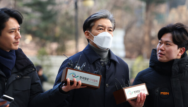 조국 전 법무부 장관이 3일 오후 서울 서초구 서울중앙지법에서 열린 1심 선고공판에 출석하고 있다. 2023.2.3. 연합뉴스