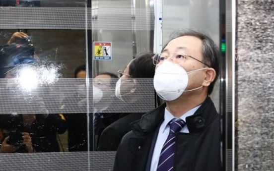 한석훈 변호사가 지난 2020년 12월 국회에서 열린 공수처장 추천위원회 6차회의장에서 나와 엘리베이터를 타고 있다. 2020.12.28. 연합뉴스