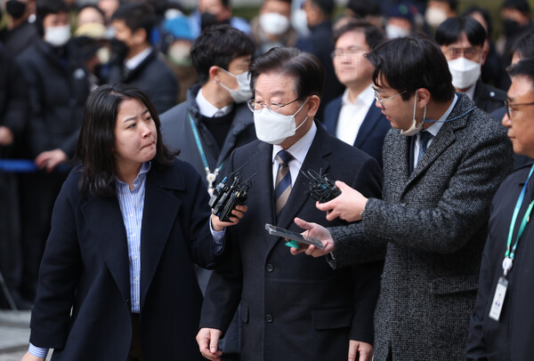 더불어민주당 이재명 대표가 3일 오후 서초구 서울중앙지방법원에서 열린 공직선거법 위반 혐의 사건 오후 재판을 마치고 법정을 나서고 있다. 2023.3.3. 연합뉴스