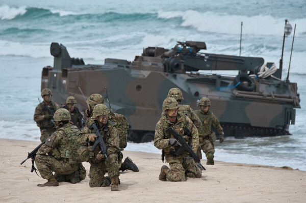 미국 해병과 '강철주먹(Iron Fist)' 합훈에 참가한 육상자위대 병사들이 지난 3일 대만과 가까운 일본 서남부 도쿠시마섬에서 상륙작전을 하고 있다. 2023.3.3 UPI 연합뉴스