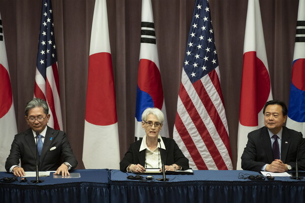 조현동 외교부 1차관과 웬디 셔먼 미국 국무부 부장관, 모리 다케오 일본 외무성 사무차관(오른쪽부터)이 13일(현지시각) 미국 워싱턴DC 국무부에서 북핵 등 현안을 논의한 뒤 기자회견을 열고 있다. 2023.02.14 EPA 연합뉴스