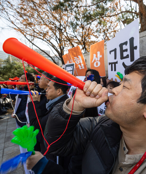 정부가 '제3자 변제' 방식의 일제 강제노역 피해배상을 핵심으로 한 해법을 공식 발표한 6일 오전, 역사 정의와 평화로운 한일관계를 이한 공동행동 회원들이 서울 종로구 외교부 청사 앞에서 가진 긴급 항의 행동에서 '부부젤라'와 호루라기를 불며 철회를 촉구하고 있다.긴급행동 참석자들은 정부의 강제 동원 해법은 "전범 기업은 한 푼 안 내는 일본 정부의 완승이며 최악의 외교 참사"라며 "반인권ㆍ반헌법ㆍ반역사적 강제 동원 굴욕 해법 철회"를 요구했다. 2023.3.6 연합뉴스