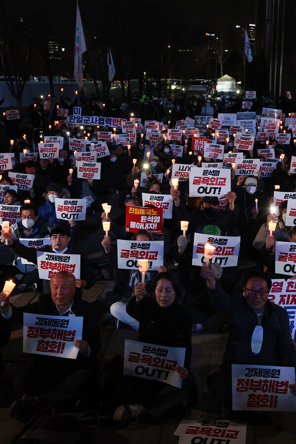 정의기억연대, 민족문제연구소, 민주노총 등 시민사회단체로 구성된 한일역사정의평화행동 관계자들이 6일 오후 서울광장에서 윤석열 정부가 발표한 강제동원 피해배상 해법을 규탄하는 촛불집회를 하며 구호를 외치고 있다. 2023.3.6 연합뉴스