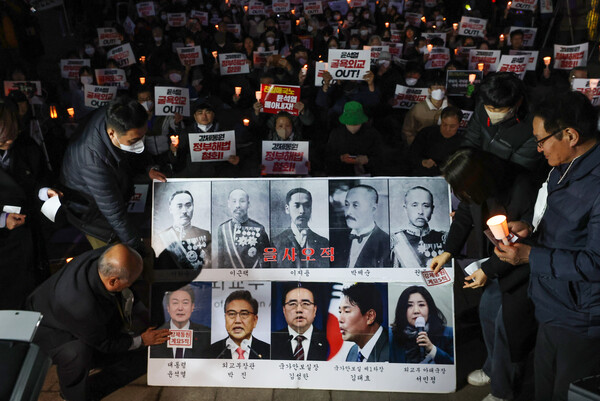 정의기억연대, 민족문제연구소, 민주노총 등 시민사회단체로 구성된 한일역사정의평화행동 관계자들이 6일 오후 서울광장에서 윤석열 정부가 발표한 강제동원 피해배상 해법을 규탄하는 촛불집회를 하며 퍼포먼스하고 있다. 2023.3.6 연합뉴스