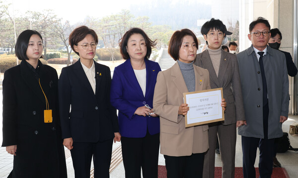 정의당 이은주 원내대표와 의원들이 6일 오후 김건희 여사 도이치모터스 주가조작 사건과 관련해 서울 서초구 대검찰청을 항의 방문하고 있다. 왼쪽부터 류호정, 강은미, 심상정 의원, 이 원내대표, 장혜영, 배진교 의원. 2023.3.6. 연합뉴스