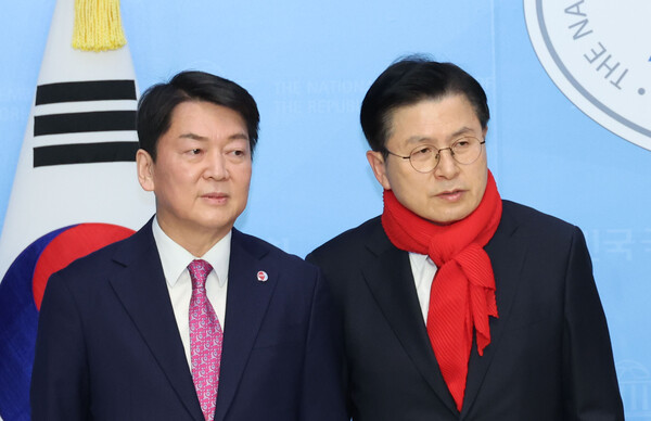 국민의힘 안철수 당 대표 후보(왼쪽)와 황교안 당 대표 후보가 7일 오후 서울 여의도 국회 소통관에서 '대통령실 행정관 단톡방 김기현 지지' 논란 관련 공동회견을 하기에 앞서 대화하고 있다. 2023.3.7. 연합뉴스