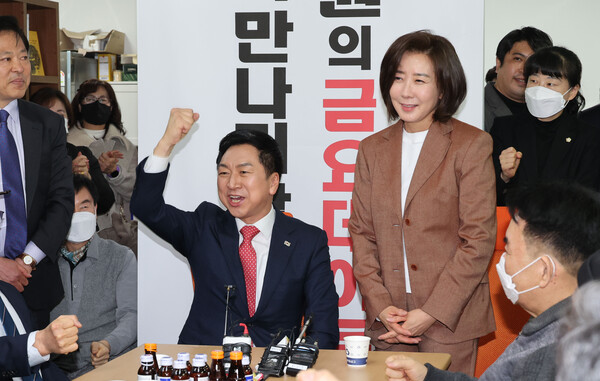 국민의힘 김기현 당 대표 후보가 6일 오전 서울 동작구에서 열린 동작을 당협 당원간담회에 참석해 당협위원장인 나경원 전 의원의 인사말을 듣던 중 '나경원'을 연호하고 있다. 2023.3.6. 연합뉴스