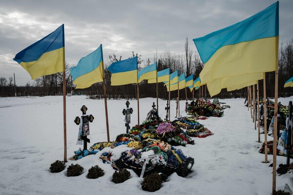 러시아의 우크라이나 침공이 1년 가까이 지속되는 가운데 19일(현지시각) 우크라이나 동부 도네츠크주의 한 묘역에 전사한 장병들이 묻혀 있다. 무덤 주변에는 우크라이나 국가가 꽂혀 있다. 우크라이나 전쟁은 24일로 2년차에 접어든다. 2023.02.20 AFP 연합뉴스