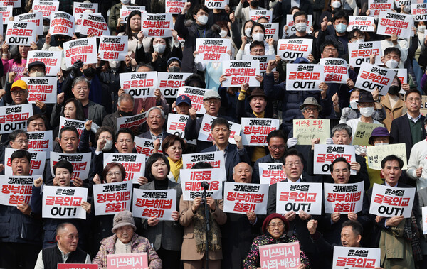 7일 오후 국회 본청 앞에서 열린 강제동원 정부해법 강행 규탄 및 일본의 사죄배상 촉구 긴급 시국선언에서 일본 강제동원 피해자 양금덕, 김성주 할머니, 더불어민주당 이재명 대표, 정의당 이정미 대표 등 참석자들이 관련 구호를 외치고 있다. 2023.3.7. 연합뉴스