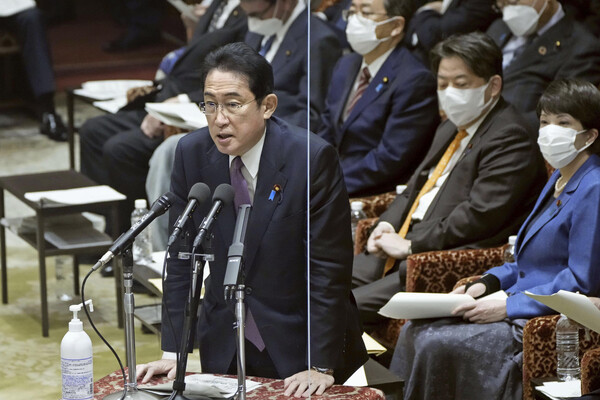 기시다 후미오 일본 총리가 28일 도쿄에서 열린 중의원(하원) 예산위원회 회의에서 발언하고 있다. 교도통신은 이날 회의에서 2023회계연도 예산안의 일반회계 세출 총액이 사상 최대 규모인 114조 엔(약 1천100조 원)으로 편성됐다고 전했다. 이중 방위비는 전년 대비 26% 늘어난 6조8천억 엔(약 66조 원)으로 이 또한 사상 최대 규모다. 2023.02.28 AP 연합뉴스
