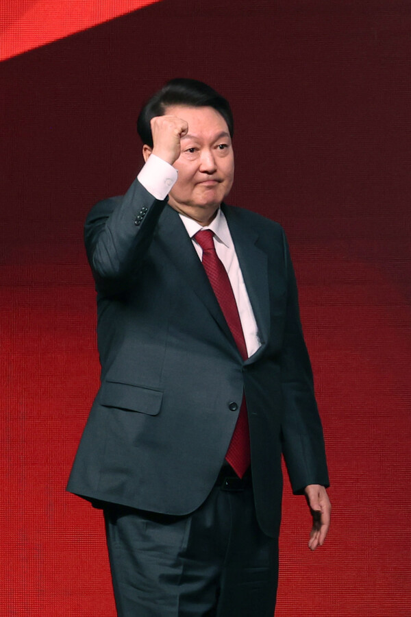 윤석열 대통령이 8일 오후 경기도 고양시 일산 킨텍스에서 열린 국민의힘 제3차 전당대회에서 축사를 마친 뒤 대의원들을 향해 인사하고 있다. 2023.3.8 연합뉴스