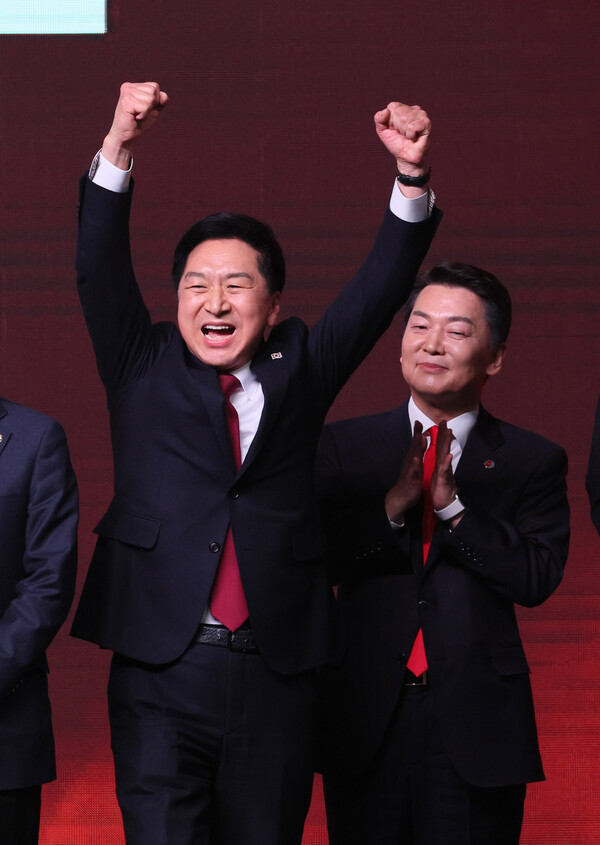 8일 오후 경기도 고양시 일산 킨텍스에서 열린 국민의힘 제3차 전당대회에서 개표결과 발표 뒤 김기현 신임 당 대표가 환호하고 있다. 오른쪽은 안철수 당 대표 후보. 2023.3.8. 연합뉴스