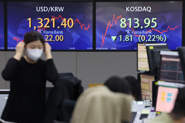 8일 오후 서울 중구 하나은행 본점 딜링룸에서 직원들이 업무를 보고 있다. 이날 서울 외환시장에서 달러 대비 원화 환율은 전날 종가보다 22.0원 오른 달러당 1,321.4원에 거래를 마쳤다. 2023.3.8 연합뉴스