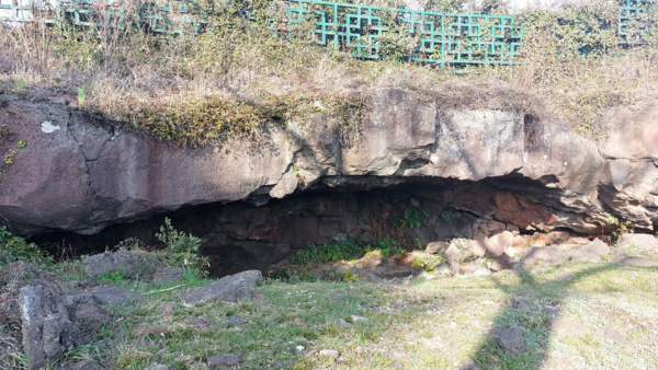 제주시 조천읍 북촌리 신석기 주거지 유적 ‘고두기 엉덕’(위쪽 사진)과 이곳에서 발견된 탄화 야생초 열매(아래). ‘엉덕’은 ‘바위그늘’이라는 뜻의 제주어인데, 야생초 열매는 이곳 신석기인들이 농경 대신 수렵채취 생활을 해왔음을 말해준다. © 이봉수 ​