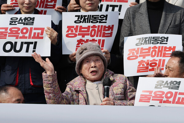 일본 강제동원 피해자인 김성주 할머니가 7일 오후 국회 본청 앞에서 열린 강제동원 정부해법 강행 규탄 및 일본의 사죄배상 촉구 긴급 시국선언에서 발언하고 있다. 2023.3.7. 연합뉴스