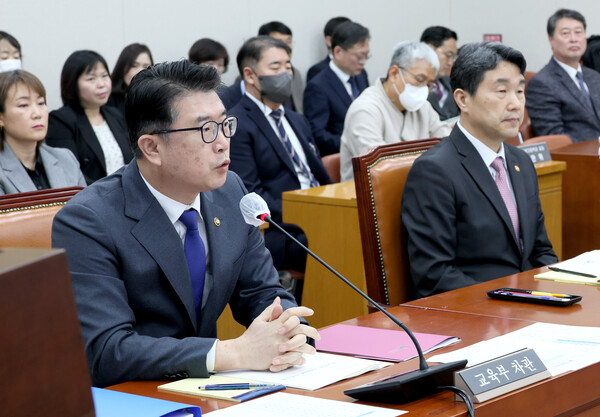 장상윤 교육부 차관이 9일 오전 열린 국회 교육위원회 '정순신 아들 학폭' 관련 현안 질의에서 답변하고 있다. 2023.3.9. 연합뉴스