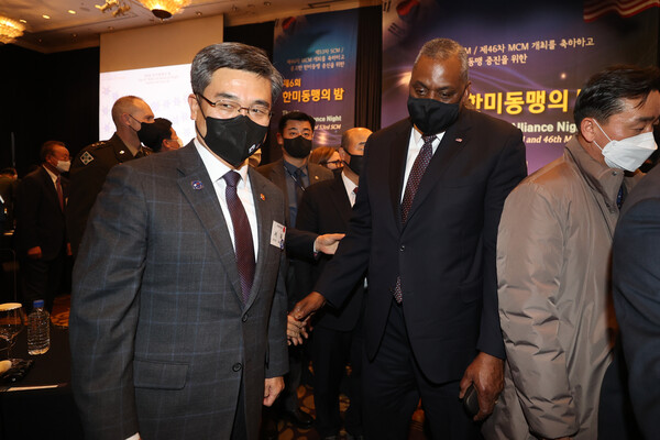 제53차 한미안보협의회(SCM)를 하루 앞둔 지난 2021년 12월 1일 오후 서울 중구 밀레니엄 힐튼 호텔에서 열린 '제6회 한미동맹의 밤' 행사를 마친 서욱 국방부 장관(왼쪽)과 로이드 오스틴 미국 국방부 장관이 행사장을 나서고 있다. 2021.12.1. 연합뉴스