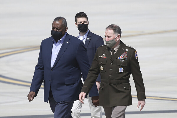 로이드 오스틴 미 국방부 장관(왼쪽)이 지난 2021년 3월 17일 오전 경기도 평택시 오산공군기지를 통해 도착, 로버트 에이브럼스 한미연합사령관 겸 주한미군사령관과 이동하고 있다. 2021.3.17. AP·연합뉴스