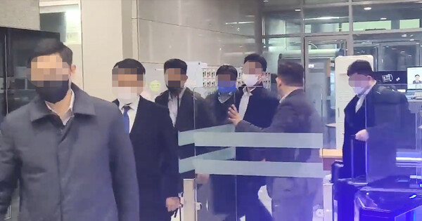 국군방첩사령부 부대원들이 지난달 23일 오후 국방부 대변인실 PC 압수수색을 마치고 청사를 떠나고 있다.국군방첩사령부는 이날 역술인 '천공'이 육군참모총장 공관을 방문했다는 의혹을 제기한 부승찬 전 국방부 대변인의 자택과 국방부 재직 중 사용한 PC 등에 대해 압수수색을 진행했다. 2023.2.23. 연합뉴스