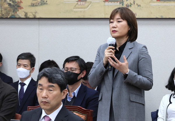 천명선 서울대 입학본부장이 9일 국회 교육위원회의에 출석, 학폭 가해자였던 정순신 변호사 아들 입학 과정 등에 대해 입장을 밝히고 있다. 2023.3.9. 연합뉴스